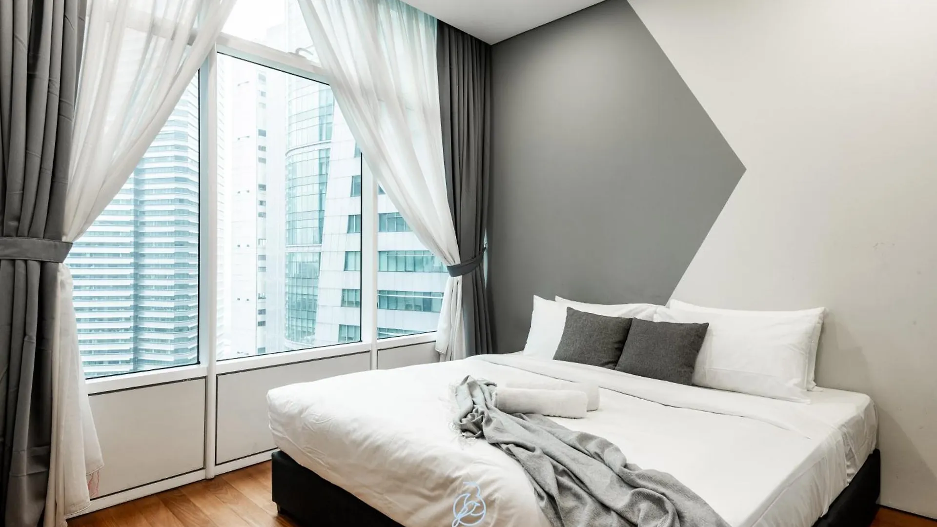 Apartment Sky Suites Klcc Homestay By Birdy Stay Kuala Lumpur Malaysia